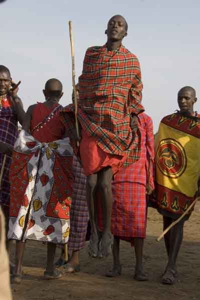 07 - Kenia - poblado Masai, hombres bailando